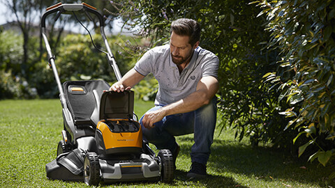 Stiga Twinclip 50 SQ DAE am Rasen Stiga Twinclip 50 SQ DAE Sycron Akku-Rasenmäher am Rasen EU9